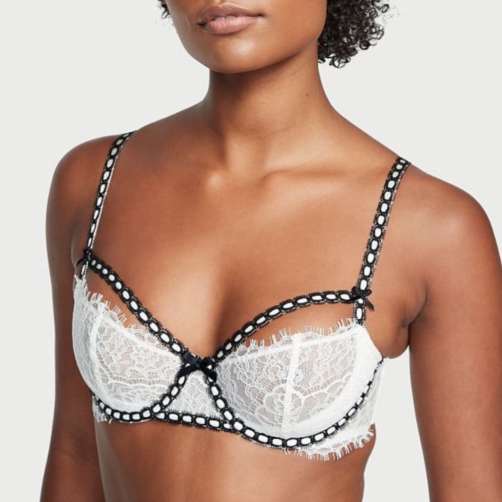 NWOT Victoria’s Secret Lace Trimmed Bra - White and Black. 34DD.